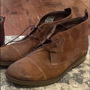 Mens Clark’s size 12. Worn very little. Almost perfect shape